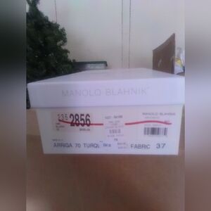 Manolo Blahniks heels. Size 7. Never Worn. New in Box with dust covers.